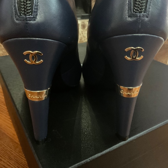 CHANEL NAVY & BLACK PEARL ACENT LAMBSKIN LEATHER HEELED ANKLE BOOTIES !! - Picture 5 of 11